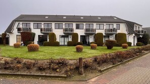 Exterior - Vacation apartment on Kormoranweg within walking distance of the harbor and beach (Wurster Nordseeküste)