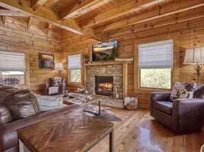 Smart TV, fireplace - New Listing Alert: Hot Tub, Views, Fireplace (Pigeon Forge)