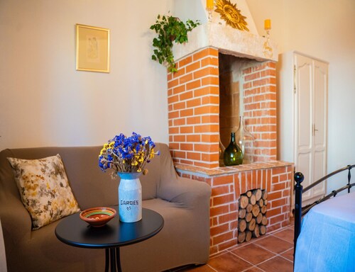 Charming Villa With Private Garden & BBQ