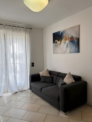 TV - ÒRA Lake Suite Riva – Elegant Apartment near the Lake (Riva del Garda)