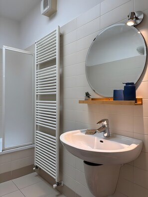 Dusche, Haartrockner, Handtücher