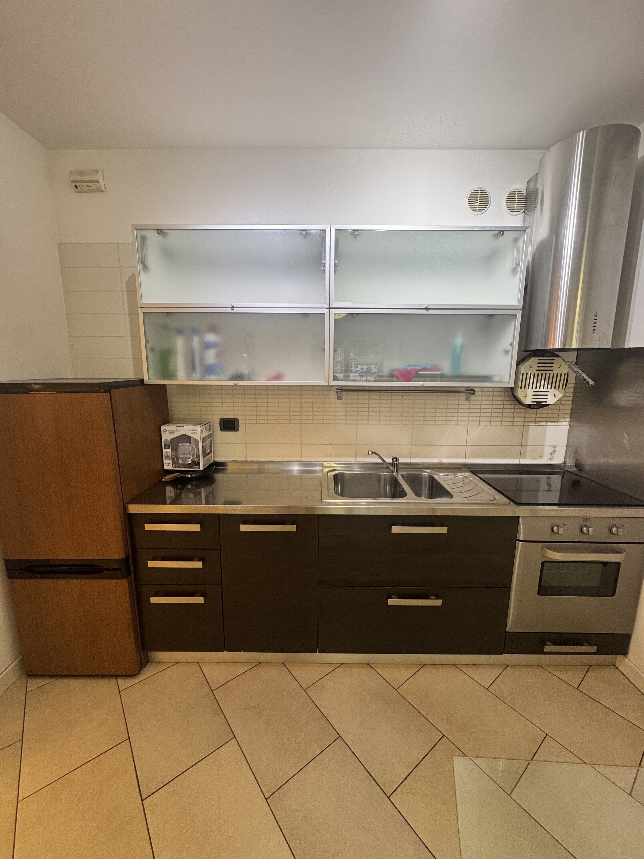 Fridge, oven, stovetop, coffee/tea maker