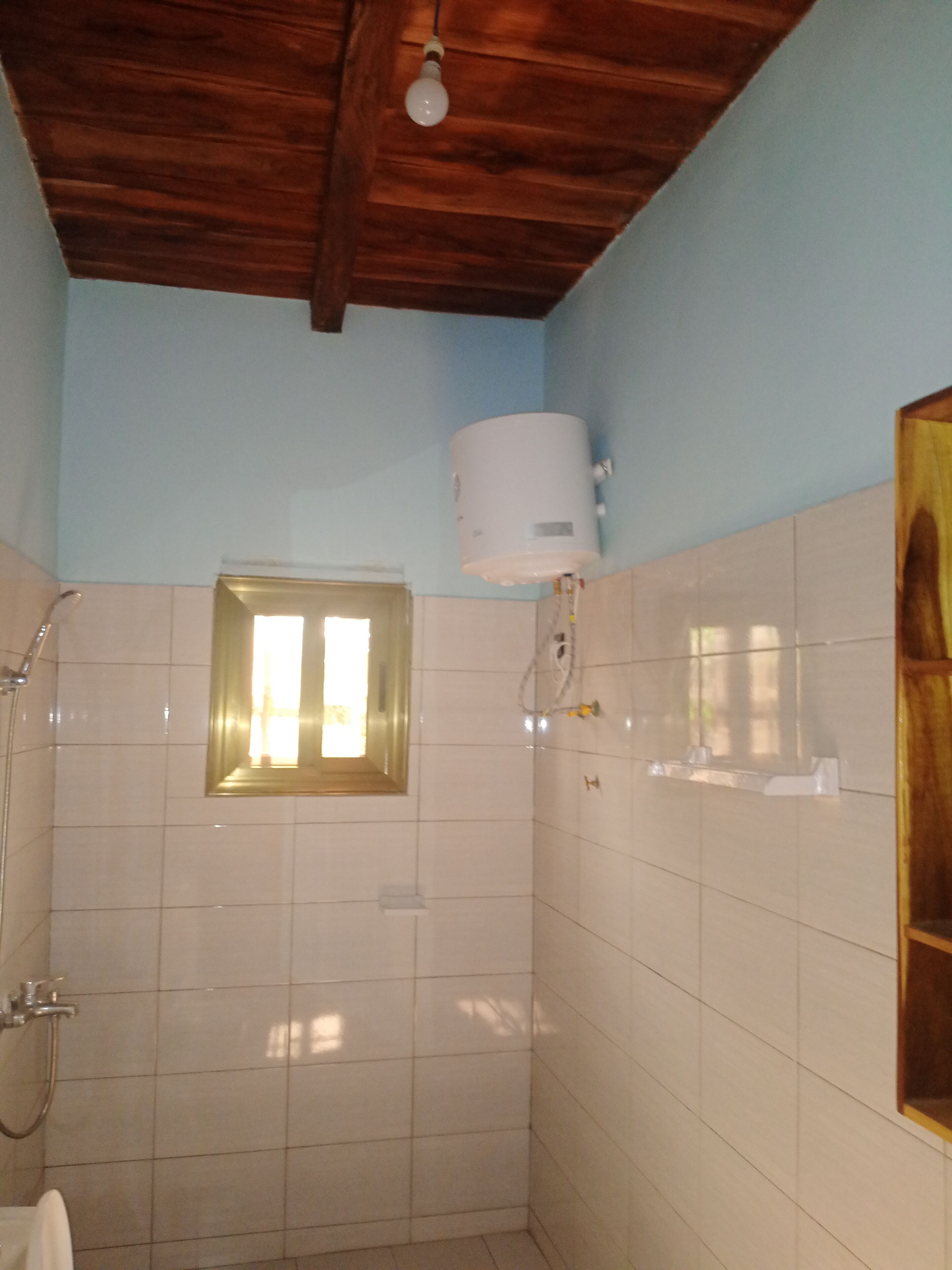 Een douche, handdoeken, toiletpapier