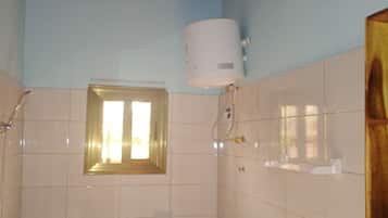 Een douche, handdoeken, toiletpapier