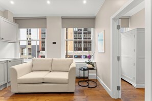 Appartement supérieur, vue sur la ville | Aire de séjour