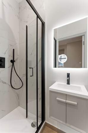 Studio supérieur | Salle de bain | Douche, savon, shampooing, papier de toilette