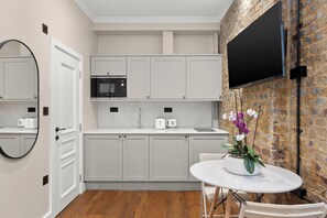 Studio supérieur, vue sur la ville | Cuisine privée | Réfrigérateur, four à micro-ondes, un four, surface de cuisson