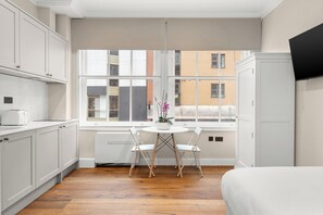 Superior City Studio | Blackout drapes, iron/ironing board, free WiFi - Grove Heights Shoreditch  (London)