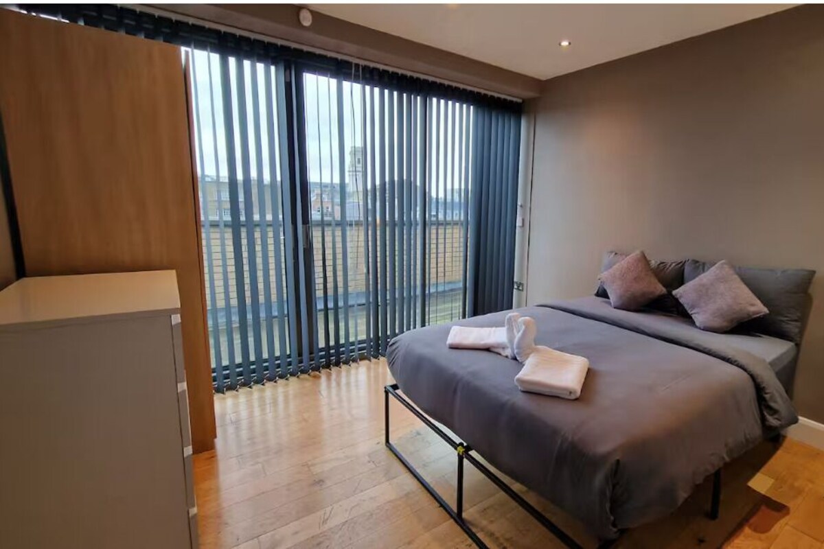 Appartement Signature | Rideaux d’obscurcissement, fer et planche à repasser