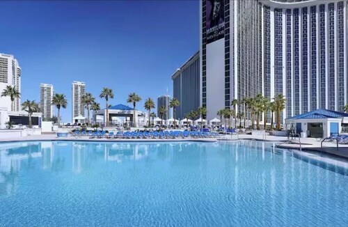 1BR, 1BA SUITE WITH FULL KITCHEN AMENITIES 5 MIN FROM STRIP SLEEPS 6