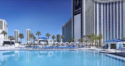 1BR, 1BA SUITE WITH FULL KITCHEN AMENITIES 5 MIN FROM STRIP SLEEPS 6
