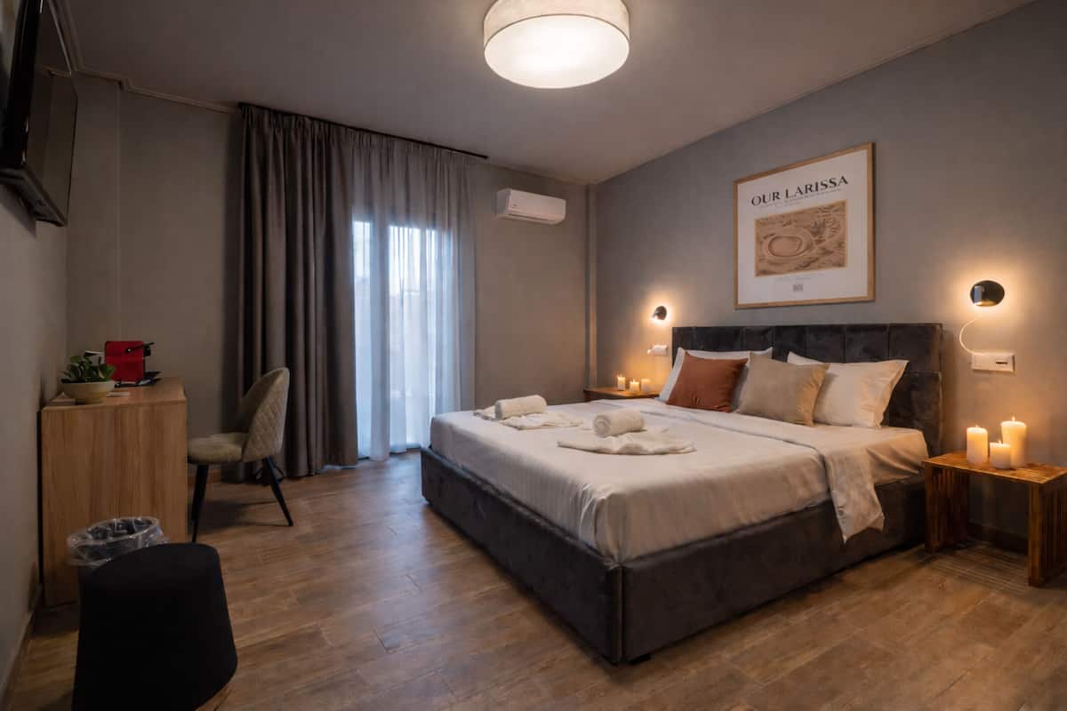 Une chambre d’hôtel moderne équipée d’un grand lit, d’un bureau, d’une chaise et d’une télévision.