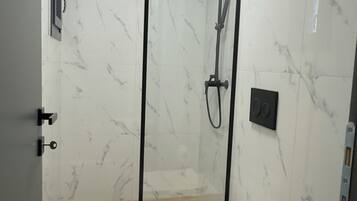 Shower, pengering rambut, handuk, dan sabun