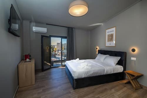 Doppia Deluxe, vista città | Una scrivania, postazione laptop, Wi-Fi gratuito, lenzuola