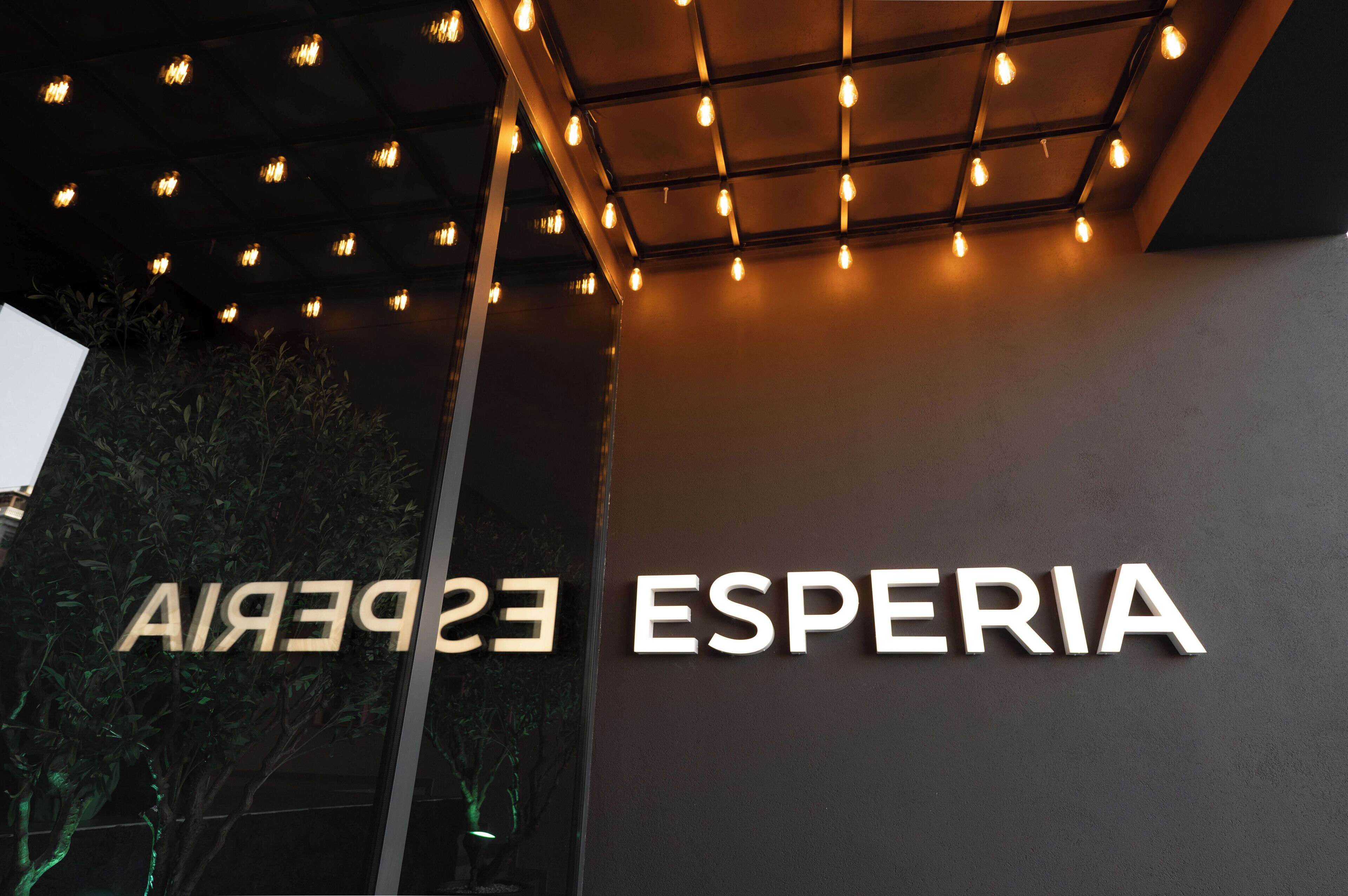Un edificio moderno con el nombre "ESPERIA" visible en la fachada.