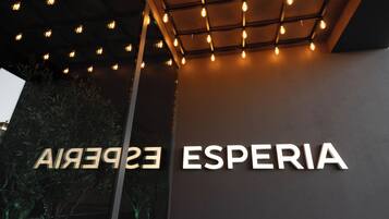 Un edificio moderno con el nombre "ESPERIA" visible en la fachada.