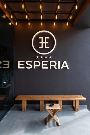 Eine Wand mit einem Logo und der Aufschrift 'ESPERIA' in einem modernen Innenraum.