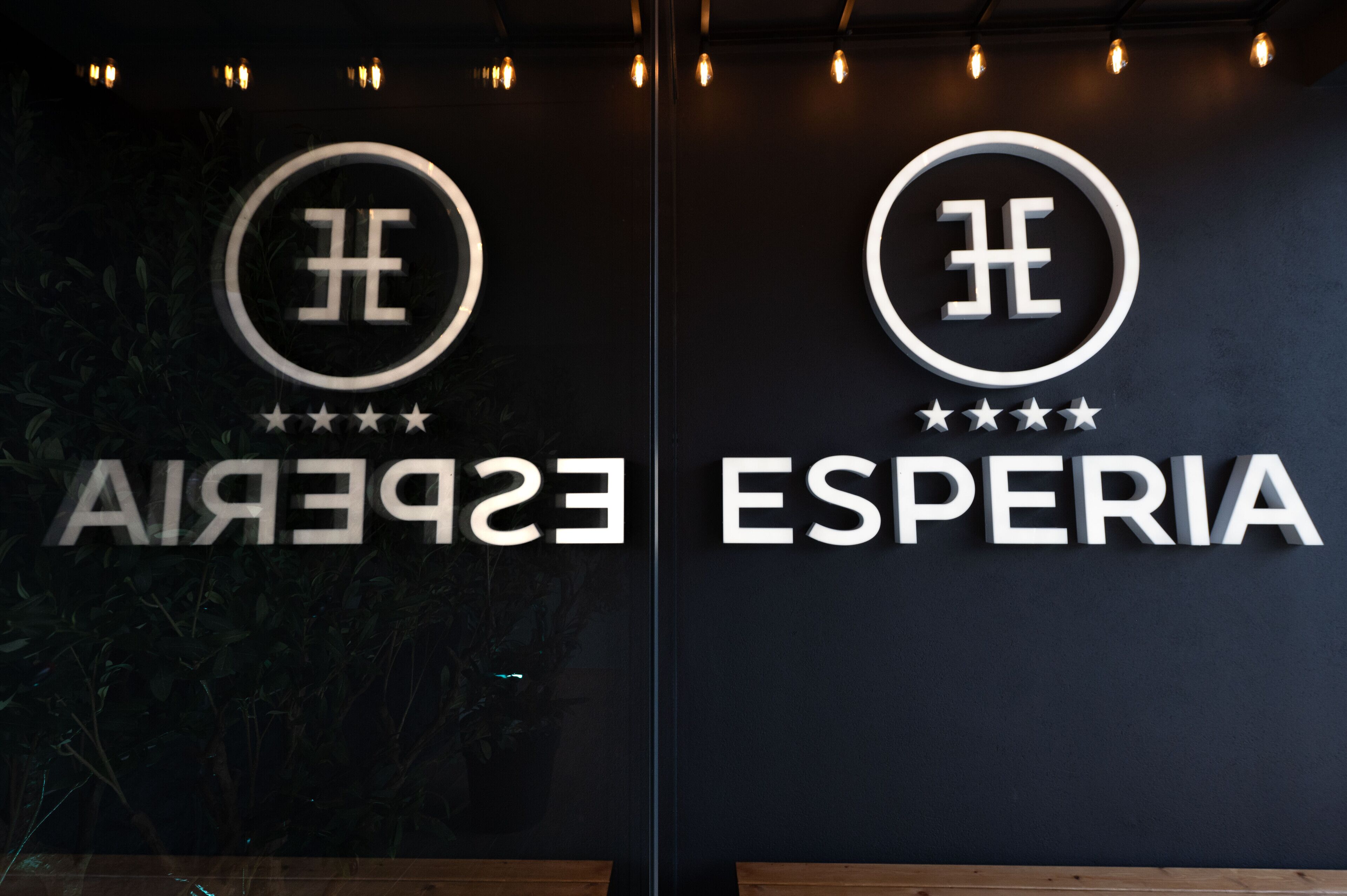 Et hotelskilt med en rund logo og navnet 'ESPERIA' under.