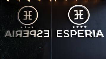 Et hotelskilt med en rund logo og navnet 'ESPERIA' under.