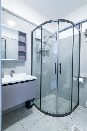 Shower, towels, soap, toilet paper - Modern Apartment in Westlands close to Sarit and GTC (Nairobi)