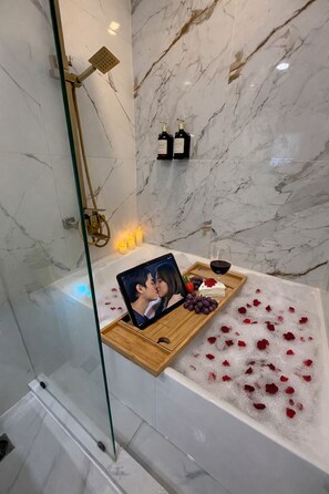 Hair dryer, bidet, towels, soap - Azure Resort 2BR Deluxe Beach & Pool View with Bathtub • 8 Pax • Smart Toilet (Parañaque)