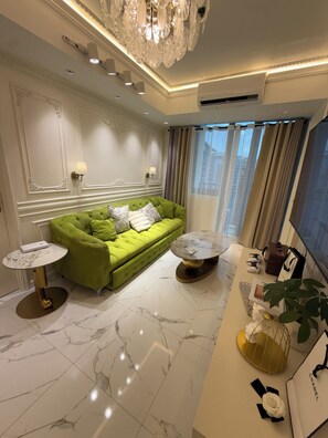 Living area - Azure Resort 2BR Deluxe Beach & Pool View with Bathtub • 8 Pax • Smart Toilet (Parañaque)