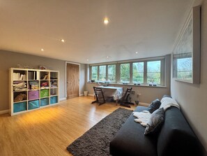 Unclassified image, 3 of 17, button - Private Annexe – close to Weston Park, RAF Cosford, i54 & Uni of Wolverhampton (Tong)