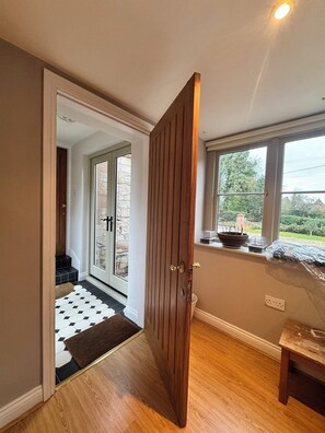 Unclassified image, 4 of 17, button - Private Annexe – close to Weston Park, RAF Cosford, i54 & Uni of Wolverhampton (Tong)