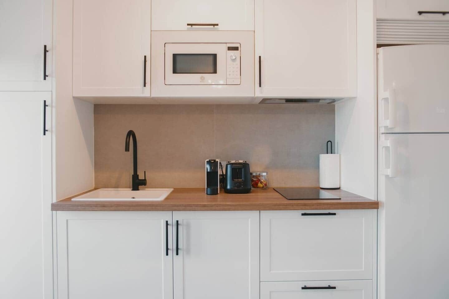 Réfrigérateur, micro-ondes, batterie de cuisine, vaisselle et ustensiles