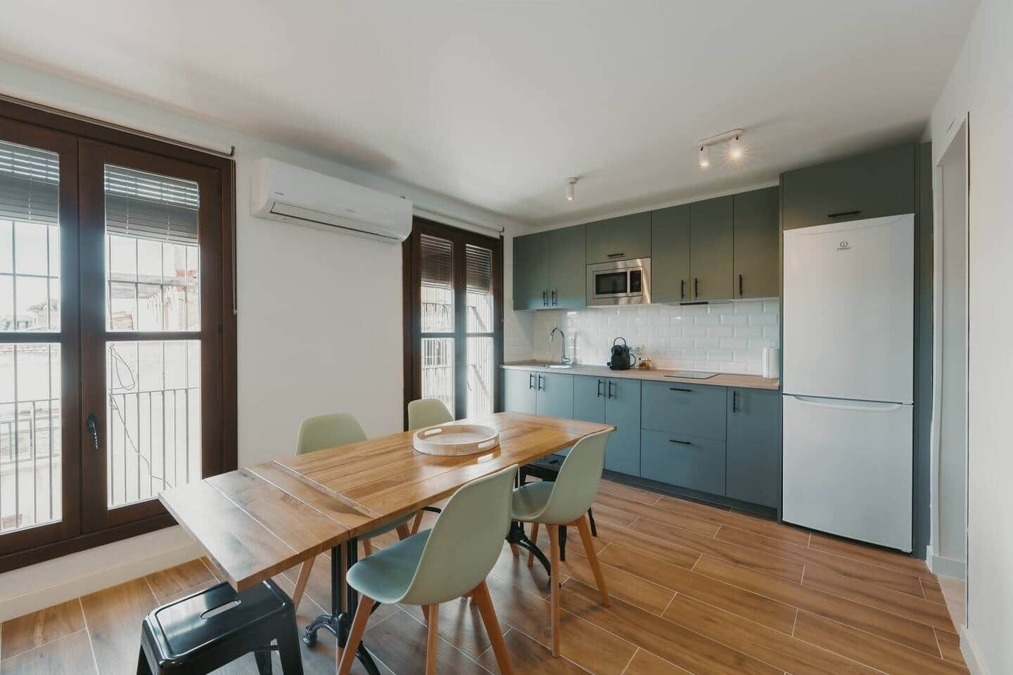 Salón comedor con cocina abierta y aire acondicionado