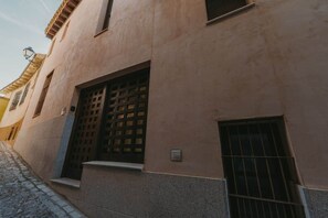 Exterior detail - Apartment in Toledo's historic district (Toledo)