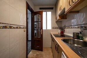 Cocina con ventana y salida al patio - Apartment with character in Lavapiés · central Madrid (Madrid)