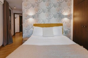 1 dormitorio, tabla de planchar con plancha, wifi y ropa de cama