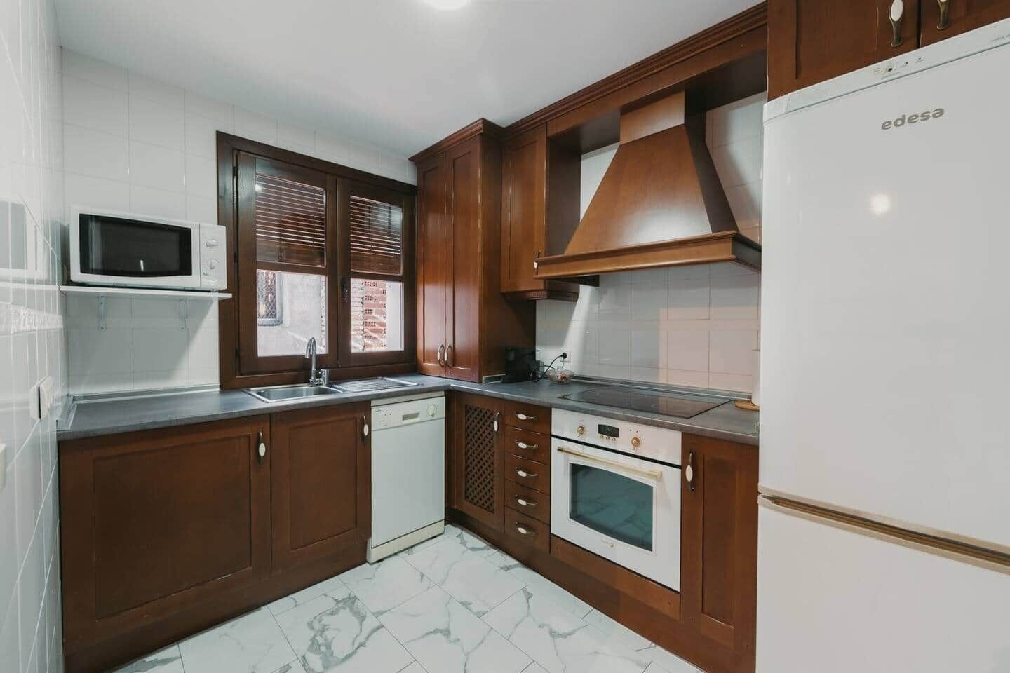 Cocina con horno, microondas, lavavajillas y vitrocerámica
