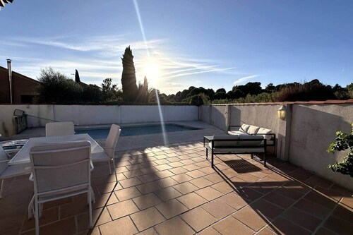 280 m² villa with private pool by the San Juan reservoir