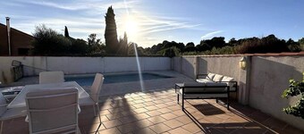 280 m² villa with private pool by the San Juan reservoir