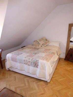 Room - Flat by the Mercado de San Miguel · central Madrid (Madrid)