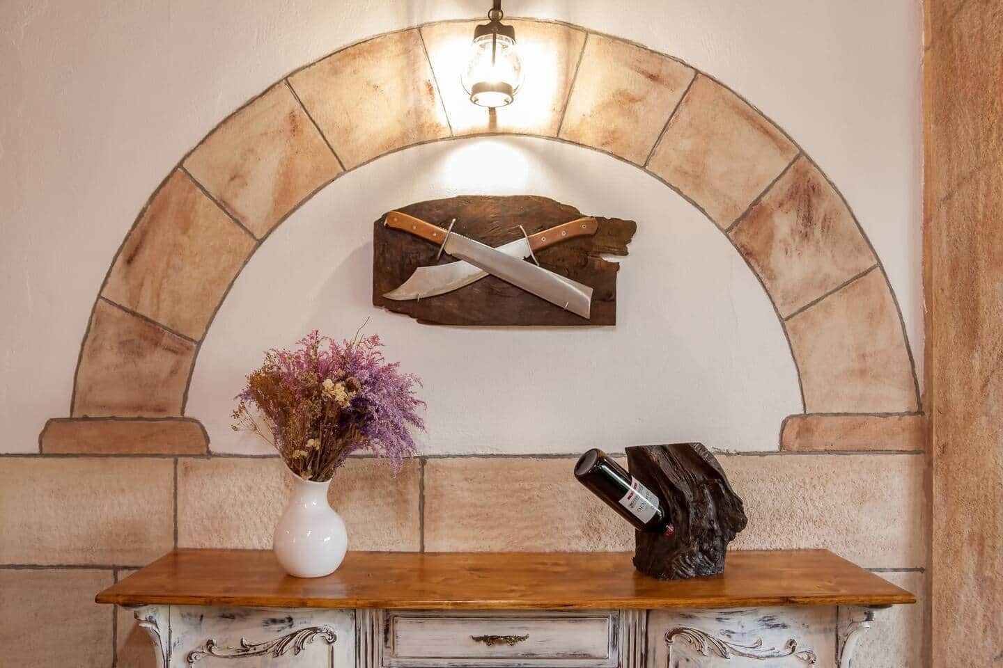 Arco de piedra con consola y detalles decorativos