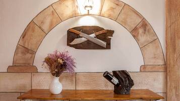 Arco de piedra con consola y detalles decorativos