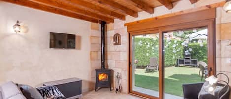 TV, fireplace