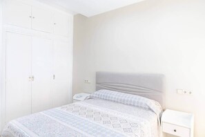 Room - Bright apartment in La Latina · ground floor, 6 guests (Madrid)