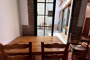 Dining - Andalusian house with patio and fireplace in Güéjar Sierra (Güéjar Sierra)