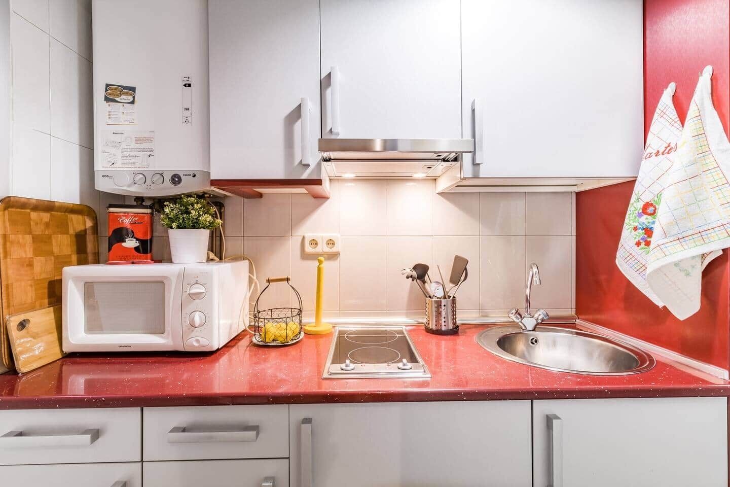 Cafetera y tetera, refrigerador, microondas y parrilla de estufa 