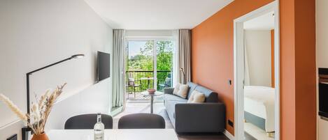 Comfort Suite | In-room safe, desk, laptop workspace, blackout curtains
