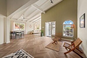Smart TV - VillaCuraOasis Luxury villa with tropical garden, private pool, near the beach (Willemstad)