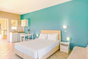 Une chambre à coucher comprenant un lit, des tables de chevet, un bureau et une chaise.