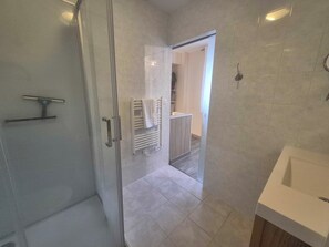 Shower, hair dryer - OMAHA holiday cottage: stay near the D-Day beaches (Formigny La Bataille)