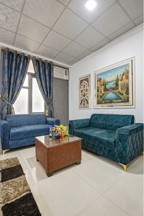 Family dining - Hotel Cozy Nest Rohini (New Delhi)