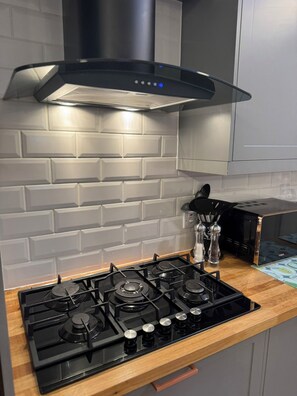 Fridge, microwave, oven, dishwasher - The Barn in Courtyard, 3 -Bed, Sleeps 5, Long Term Rental Available (Ulverston)