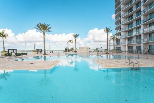 “Winter in Luxury  30th-Floor Waterfront Views Walk to Downtown Fort Myers”